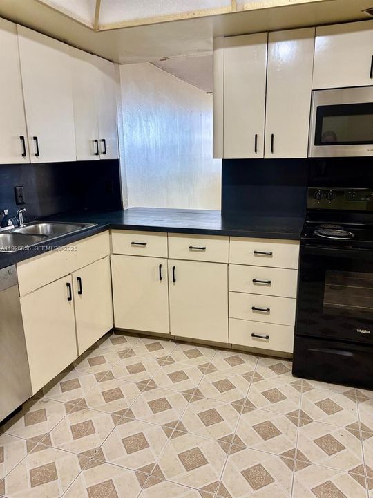 For Sale: $139,000 (1 beds, 2 baths, 861 Square Feet)