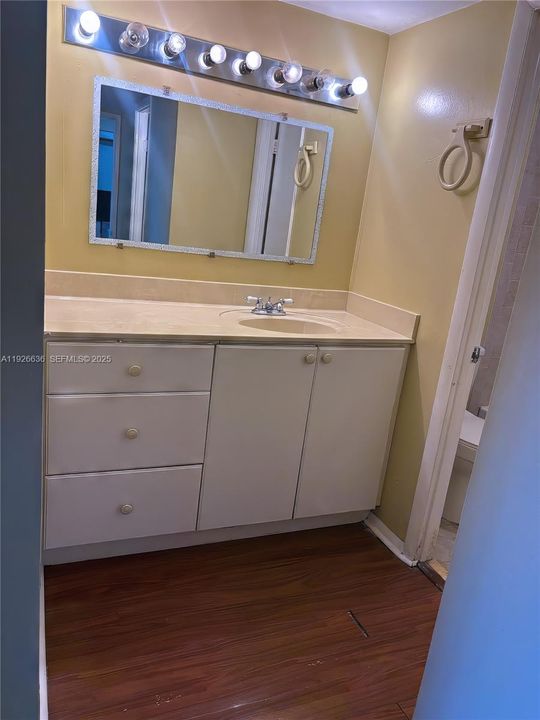 For Sale: $139,000 (1 beds, 2 baths, 861 Square Feet)