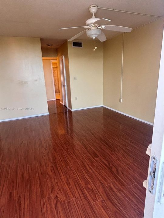 For Sale: $139,000 (1 beds, 2 baths, 861 Square Feet)