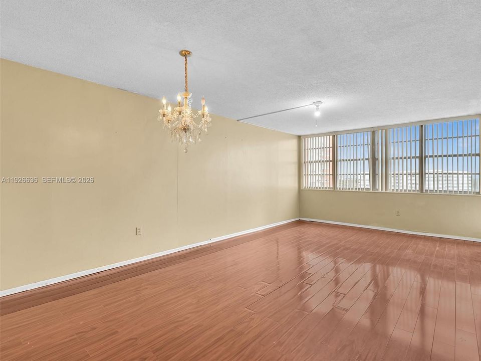 For Sale: $139,000 (1 beds, 2 baths, 861 Square Feet)