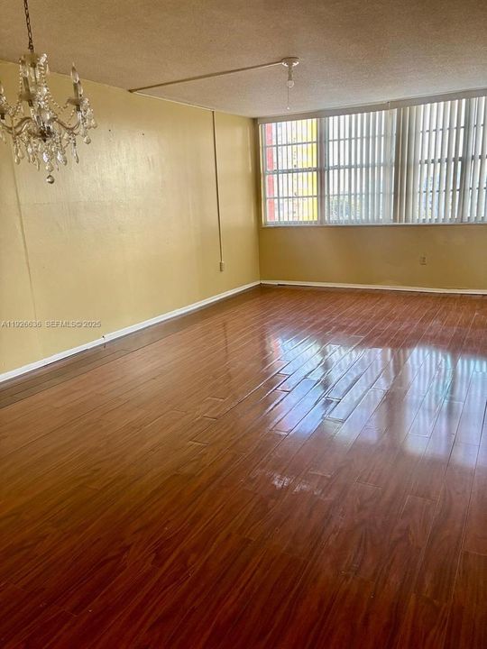 For Sale: $139,000 (1 beds, 2 baths, 861 Square Feet)