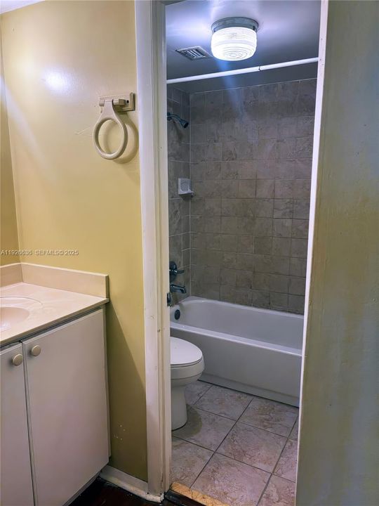 For Sale: $139,000 (1 beds, 2 baths, 861 Square Feet)