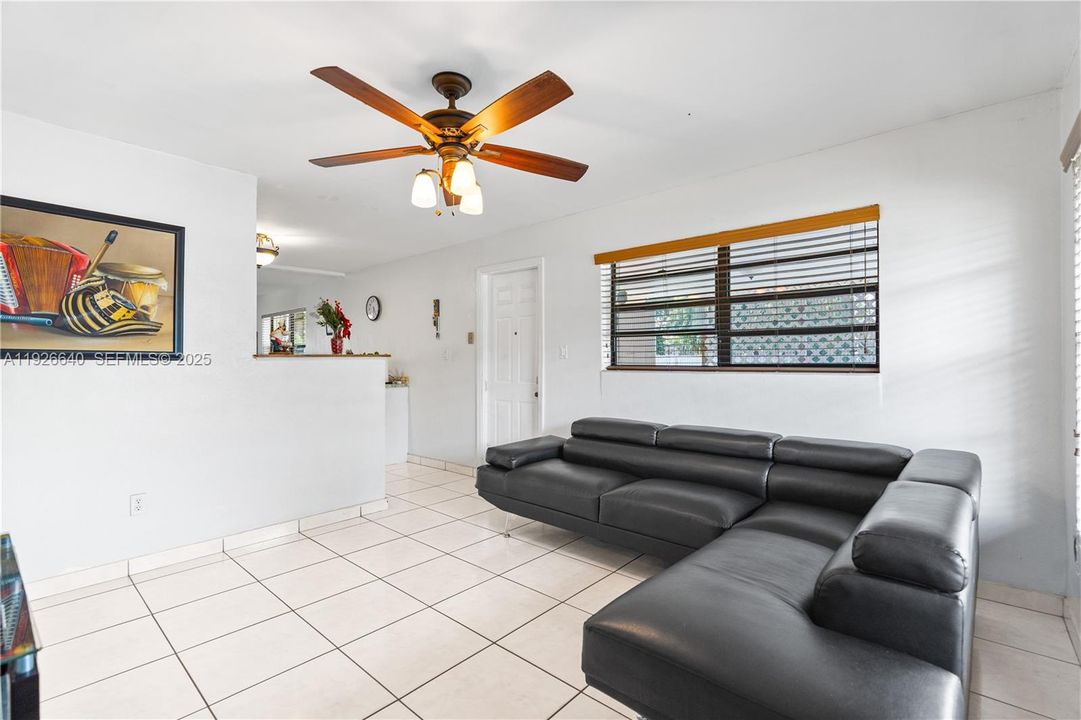 En Venta: $370,000 (2 camas, 1 baños, 972 Pies cuadrados)