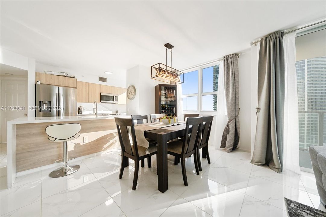 出租: $5,000 (2 贝兹, 2 浴室, 1200 平方英尺)