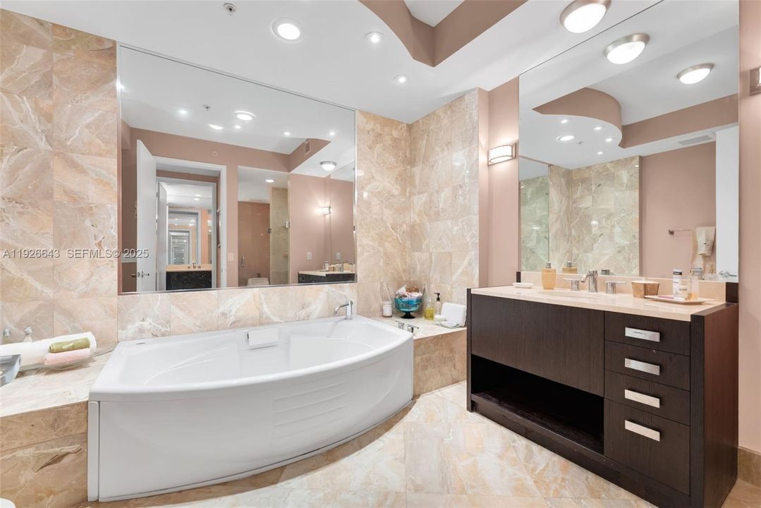 На продажу: $1,350,000 (2 спален, 2 ванн, 1577 Квадратных фут)