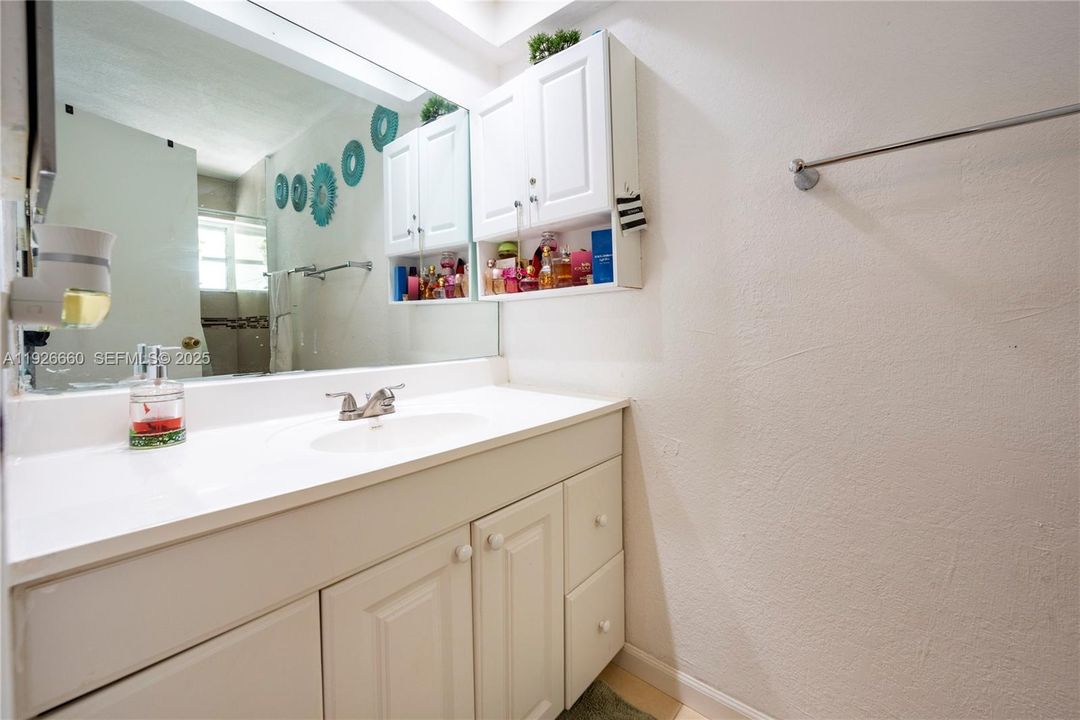 На продажу: $447,000 (2 спален, 2 ванн, 1047 Квадратных фут)