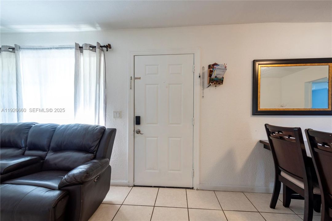 На продажу: $447,000 (2 спален, 2 ванн, 1047 Квадратных фут)