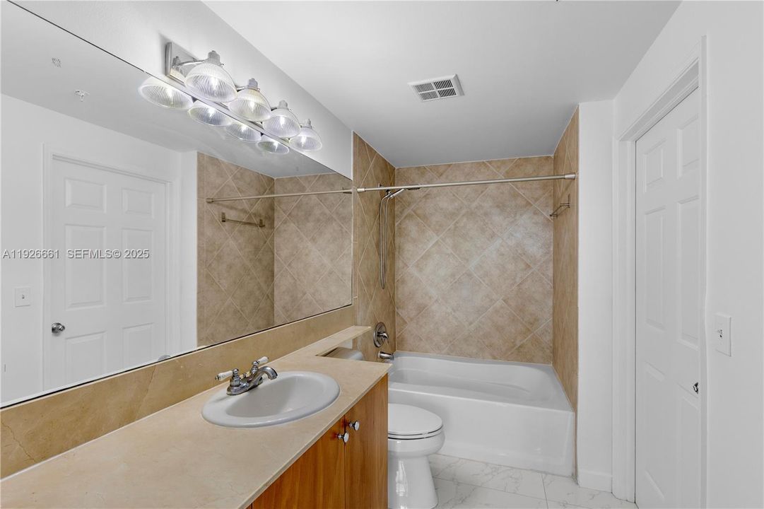 待售: $225,000 (1 贝兹, 1 浴室, 797 平方英尺)