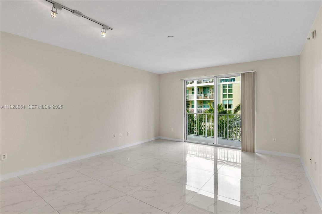 待售: $225,000 (1 贝兹, 1 浴室, 797 平方英尺)