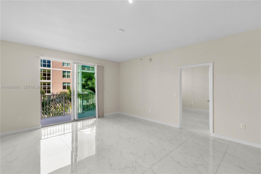 待售: $225,000 (1 贝兹, 1 浴室, 797 平方英尺)