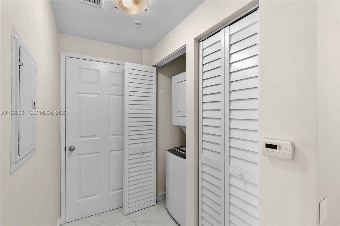 待售: $225,000 (1 贝兹, 1 浴室, 797 平方英尺)