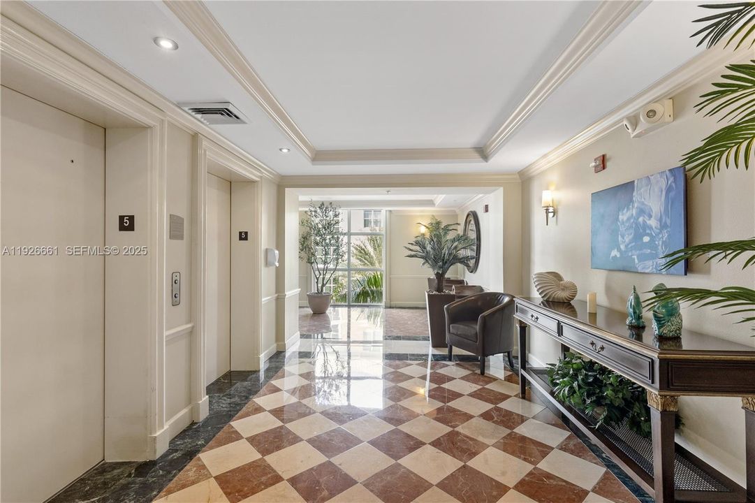 待售: $225,000 (1 贝兹, 1 浴室, 797 平方英尺)