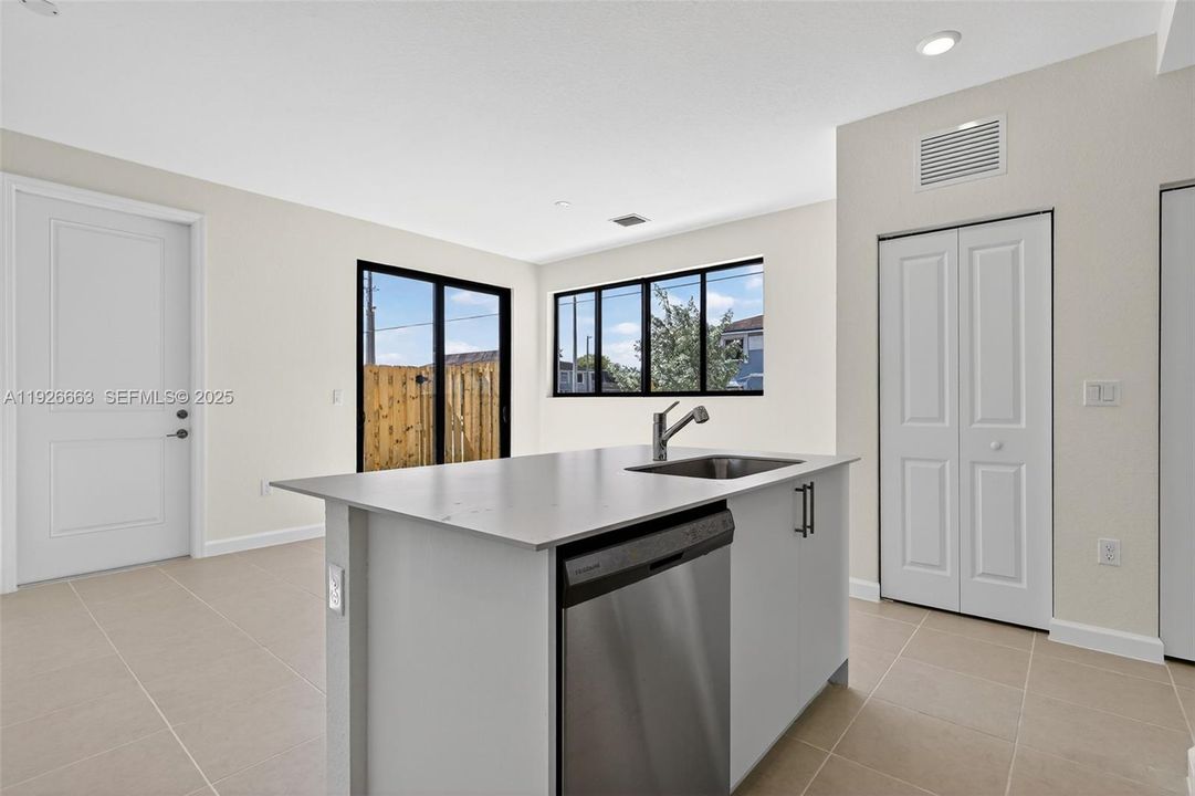 В аренду: $3,750 (4 спален, 3 ванн, 1436 Квадратных фут)