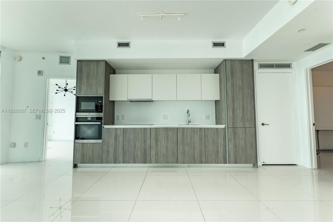 В аренду: $5,000 (2 спален, 2 ванн, 912 Квадратных фут)