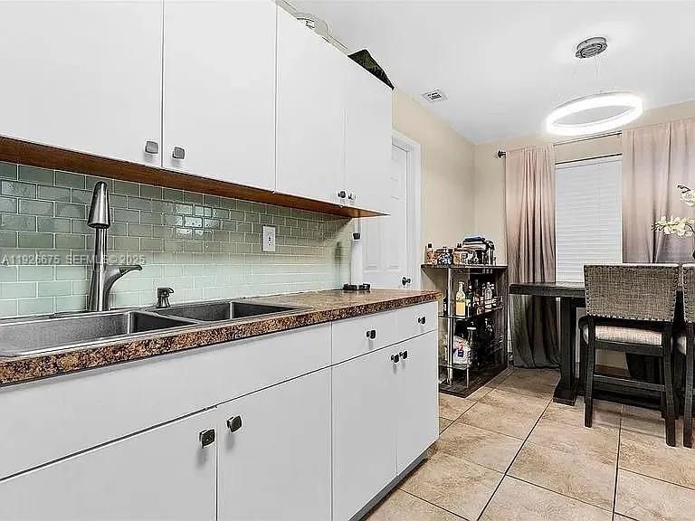 For Sale: $399,000 (2 beds, 1 baths, 1023 Square Feet)