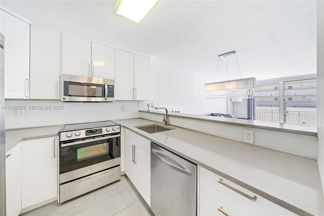 For Sale: $599,000 (1 beds, 1 baths, 659 Square Feet)