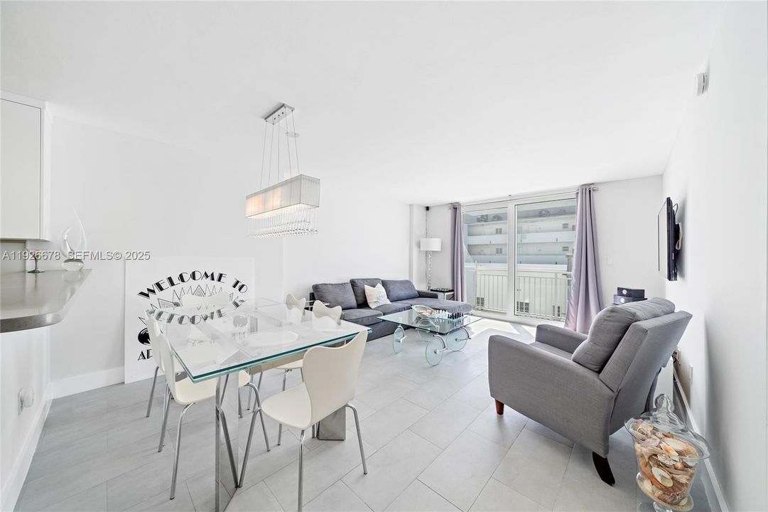 For Sale: $599,000 (1 beds, 1 baths, 659 Square Feet)