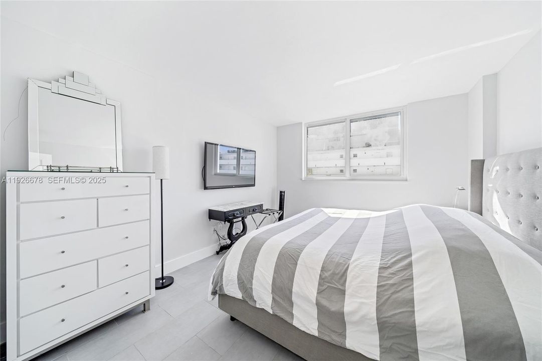 For Sale: $599,000 (1 beds, 1 baths, 659 Square Feet)