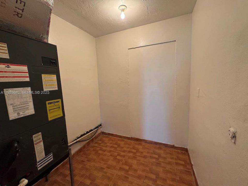 For Rent: $2,600 (3 beds, 1 baths, 1019 Square Feet)