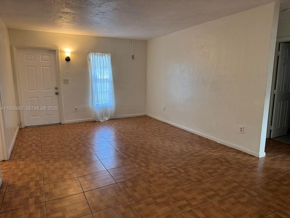 For Rent: $2,600 (3 beds, 1 baths, 1019 Square Feet)