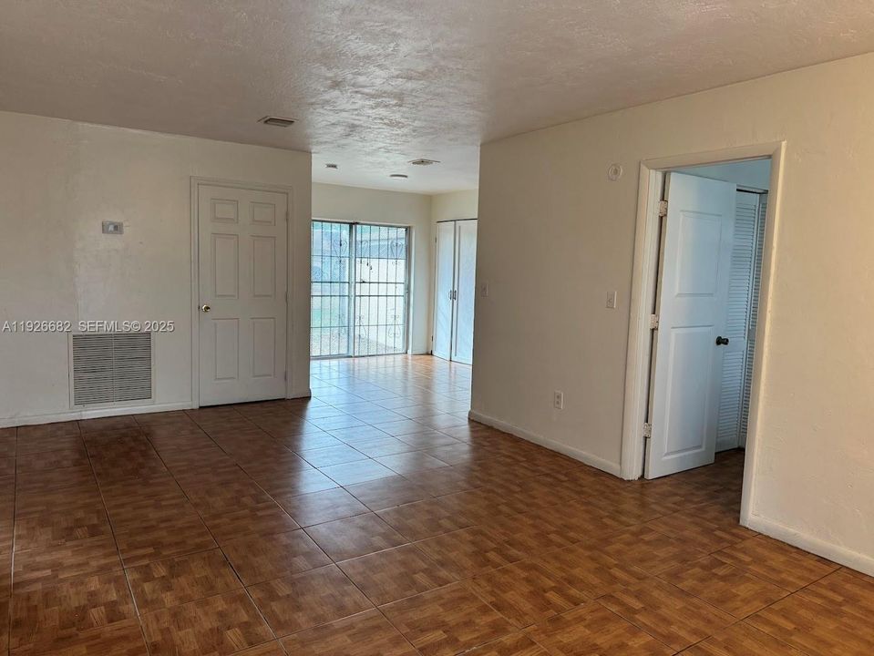For Rent: $2,600 (3 beds, 1 baths, 1019 Square Feet)