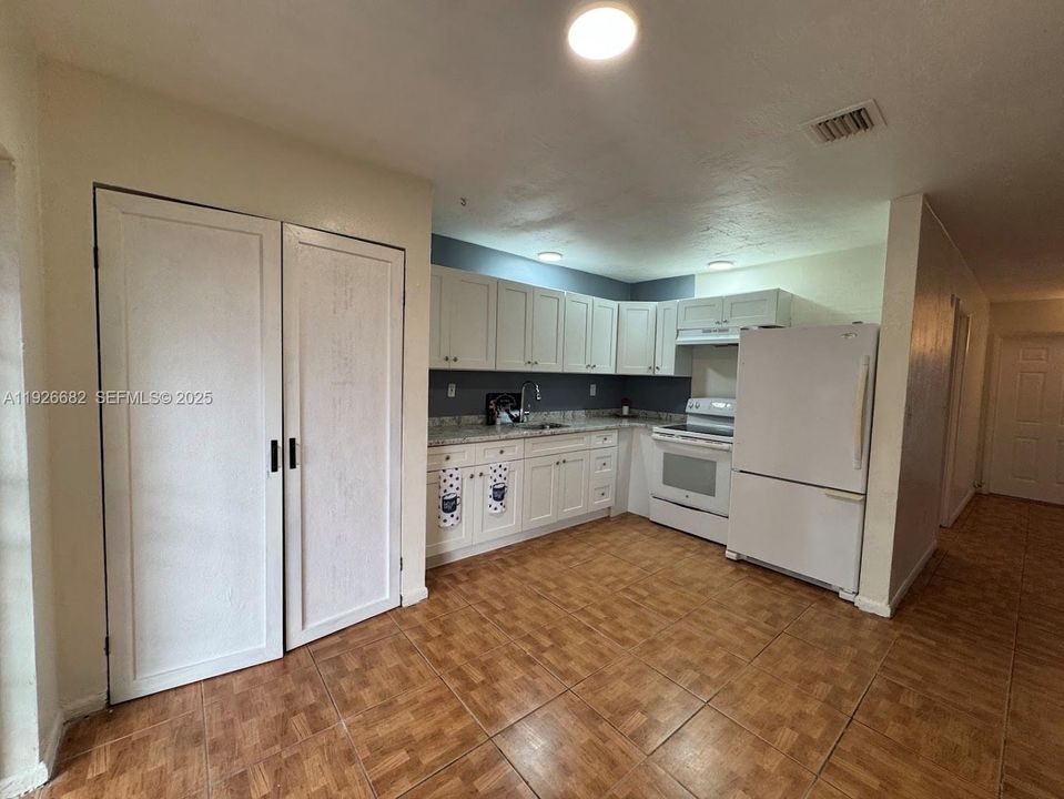 For Rent: $2,600 (3 beds, 1 baths, 1019 Square Feet)
