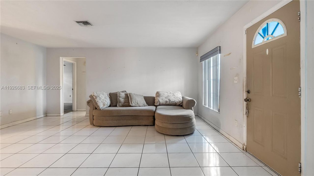 待售: $379,990 (3 贝兹, 1 浴室, 980 平方英尺)