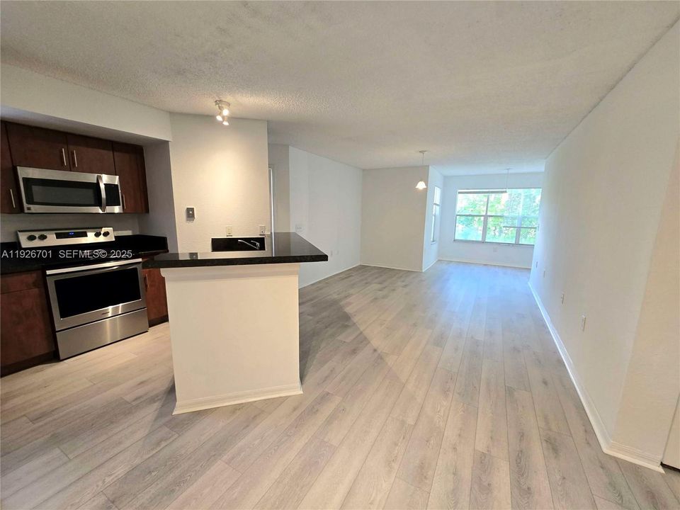 For Sale: $240,000 (2 beds, 1 baths, 965 Square Feet)