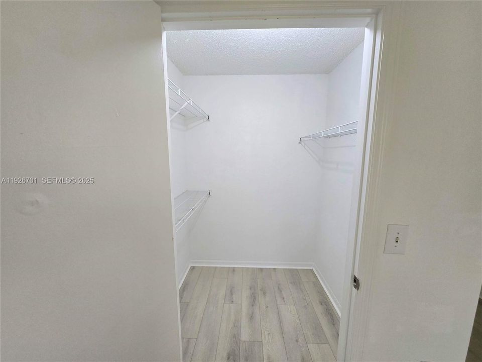 For Sale: $240,000 (2 beds, 1 baths, 965 Square Feet)