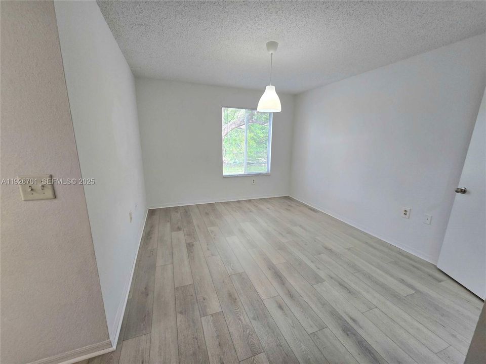 For Sale: $240,000 (2 beds, 1 baths, 965 Square Feet)