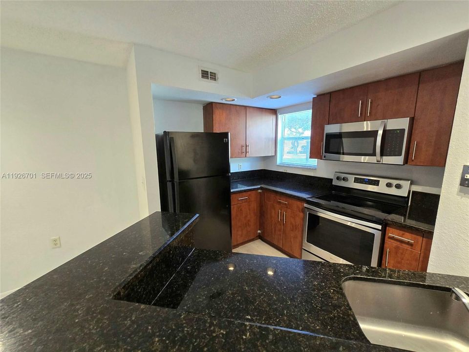 For Sale: $240,000 (2 beds, 1 baths, 965 Square Feet)