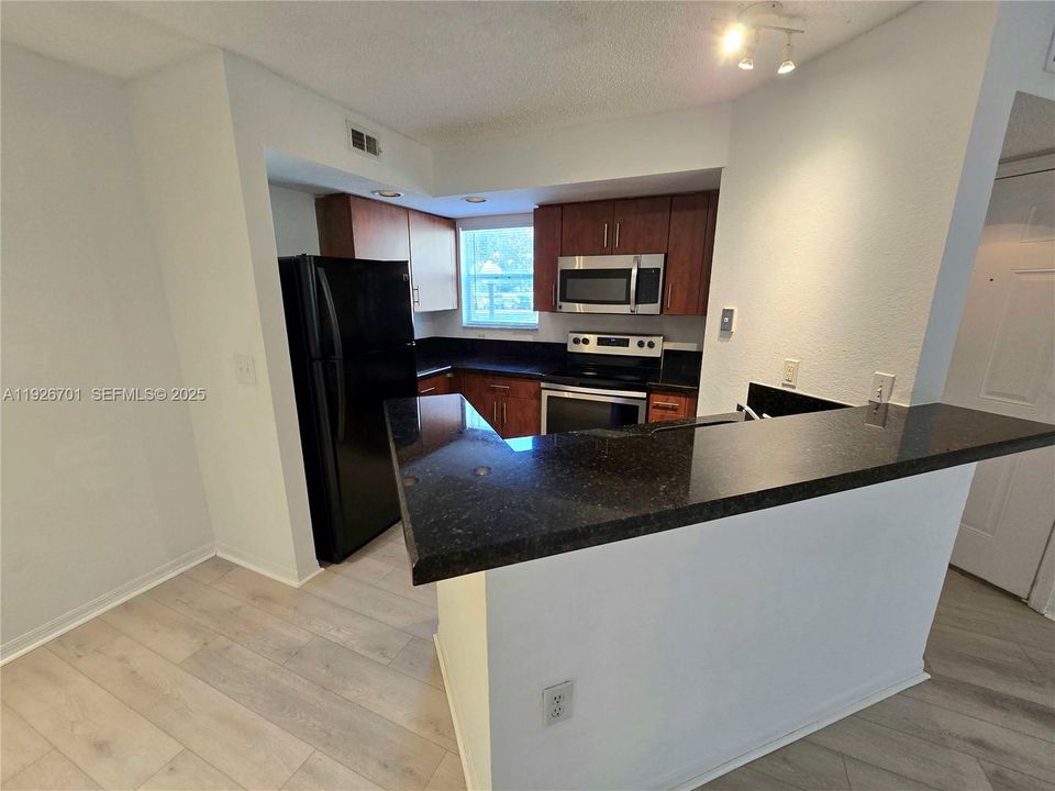For Sale: $240,000 (2 beds, 1 baths, 965 Square Feet)
