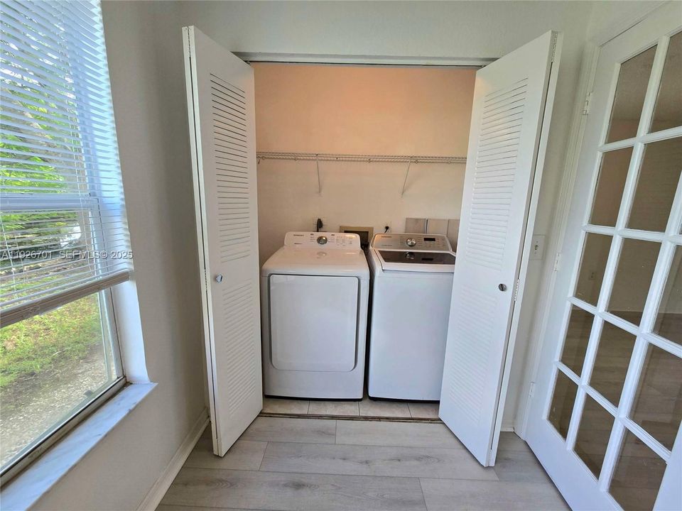 For Sale: $240,000 (2 beds, 1 baths, 965 Square Feet)