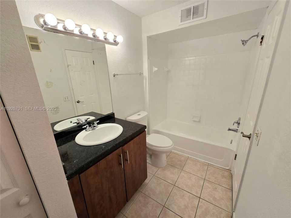 For Sale: $240,000 (2 beds, 1 baths, 965 Square Feet)