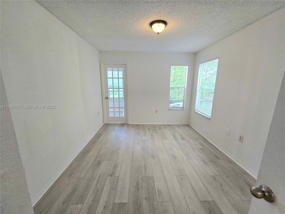 For Sale: $240,000 (2 beds, 1 baths, 965 Square Feet)