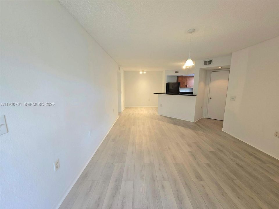 For Sale: $240,000 (2 beds, 1 baths, 965 Square Feet)