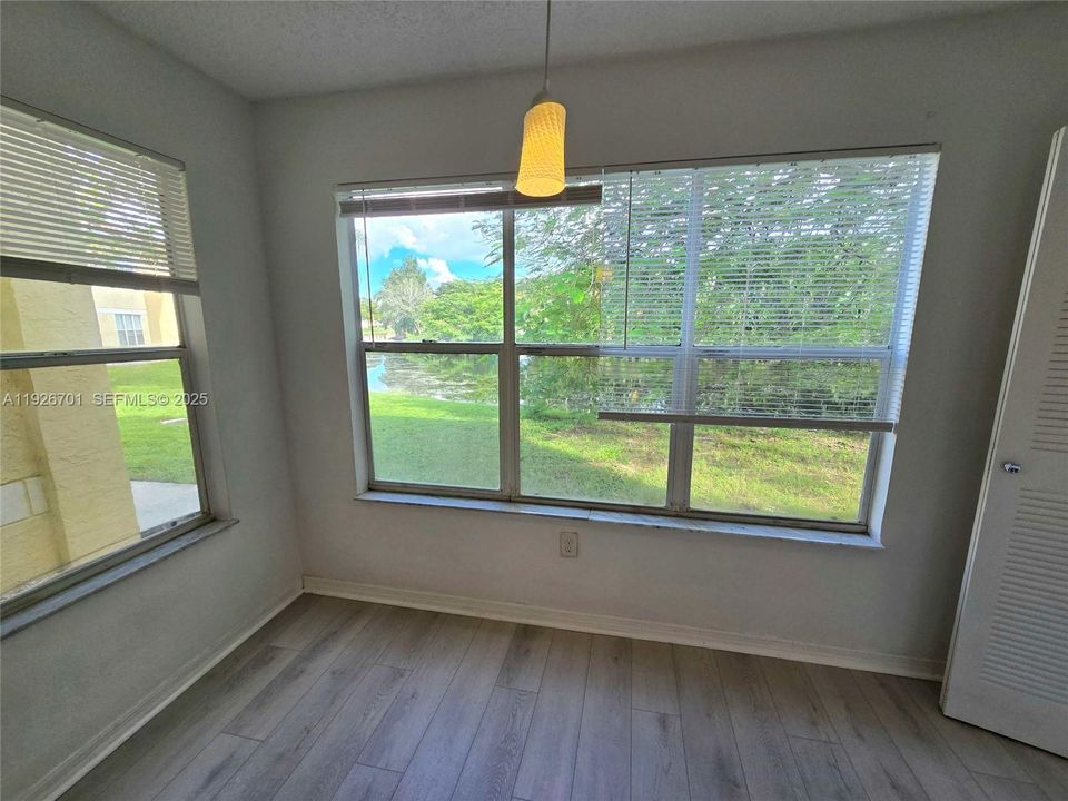 For Sale: $240,000 (2 beds, 1 baths, 965 Square Feet)