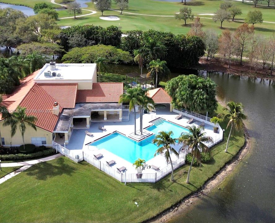 For Sale: $240,000 (2 beds, 1 baths, 965 Square Feet)