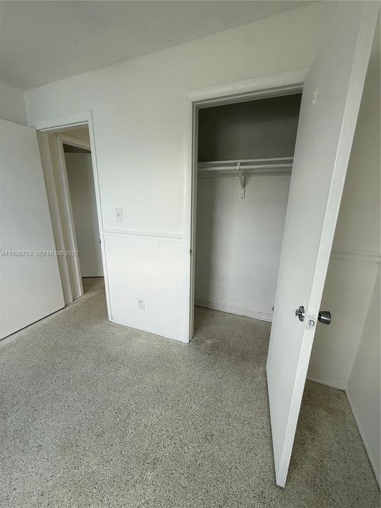 出租: $1,750 (2 贝兹, 1 浴室, 13755 平方英尺)