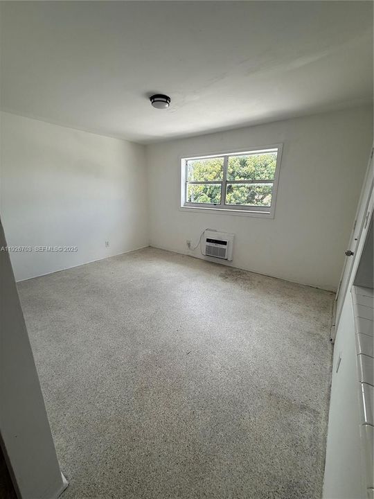 出租: $1,750 (2 贝兹, 1 浴室, 13755 平方英尺)