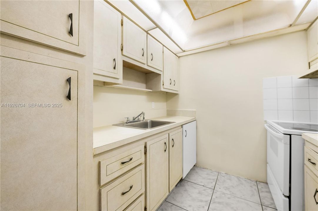 For Rent: $1,500 (1 beds, 1 baths, 706 Square Feet)