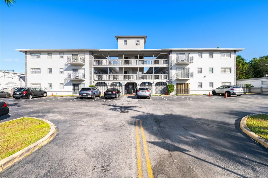 For Rent: $1,500 (1 beds, 1 baths, 706 Square Feet)