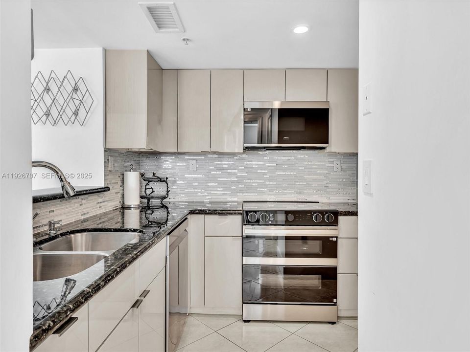 В аренду: $5,900 (1 спален, 1 ванн, 746 Квадратных фут)