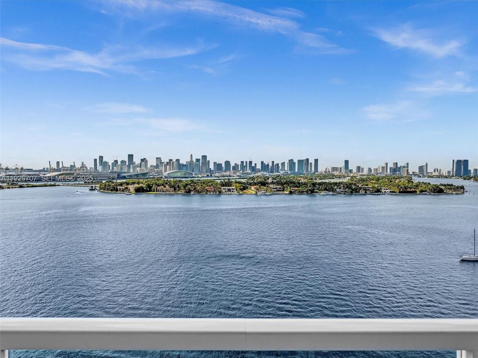 В аренду: $5,900 (1 спален, 1 ванн, 746 Квадратных фут)