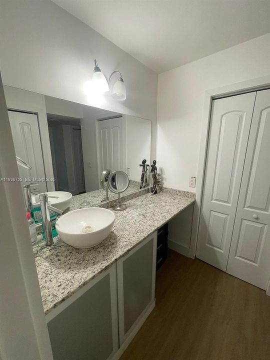 На продажу: $340,000 (2 спален, 2 ванн, 1231 Квадратных фут)