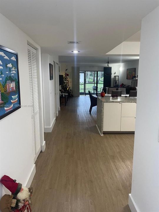 На продажу: $340,000 (2 спален, 2 ванн, 1231 Квадратных фут)