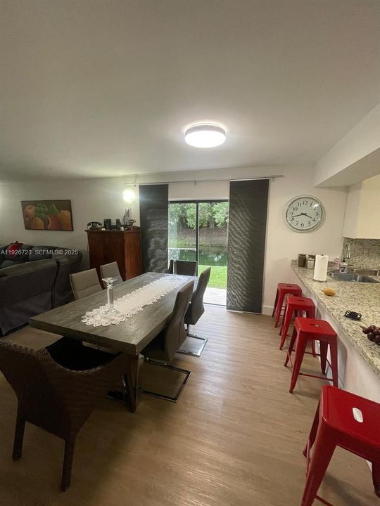 На продажу: $340,000 (2 спален, 2 ванн, 1231 Квадратных фут)