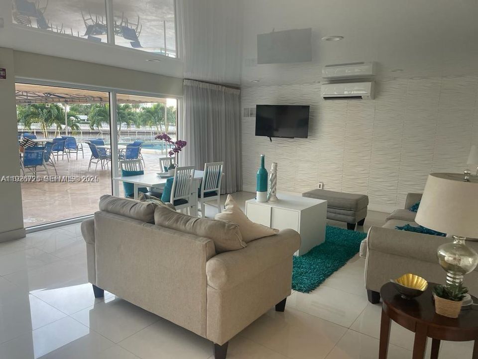 出租: $2,750 (2 贝兹, 2 浴室, 858 平方英尺)