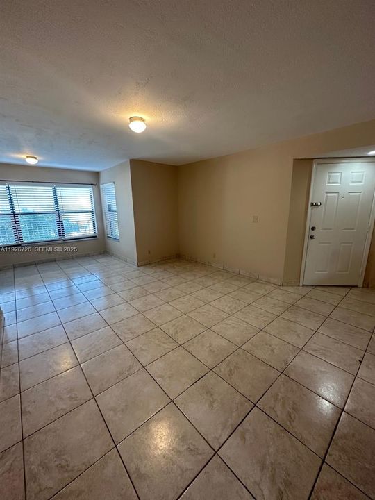 For Sale: $220,000 (1 beds, 1 baths, 805 Square Feet)