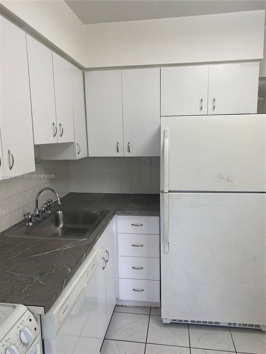 出租: $2,250 (2 贝兹, 1 浴室, 950 平方英尺)